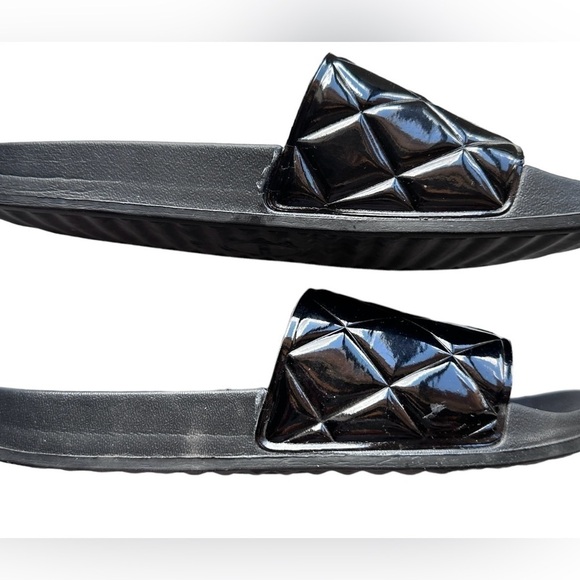 Guess Diamond Pool Slides in Black - Picture 3 of 6